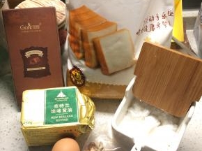 1、准备材料并称重，鸡蛋提前从冰箱拿出回复室温。