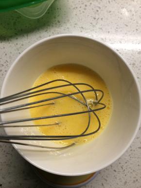 3、鸡蛋打入碗中打散，打散即可，不要打出太多泡沫。