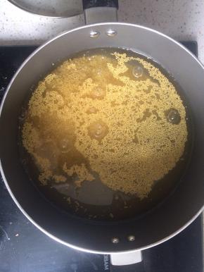 1、小米加3-4倍的清水，大火煮开。