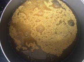 1、小米加3-4倍的清水，大火煮开。