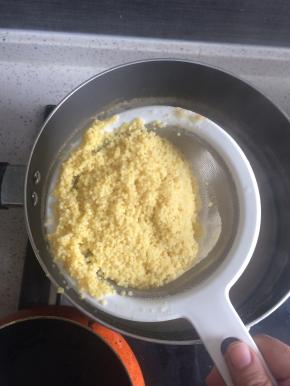 2、煮至小米粒略开花关火，用漏勺将小米捞出至另外一个锅。