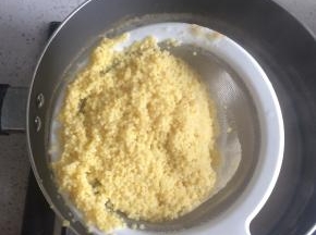 2、煮至小米粒略开花关火，用漏勺将小米捞出至另外一个锅。