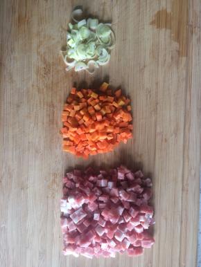 4、猪肉、胡萝卜切丁，葱切葱花备用。