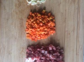 4、猪肉、胡萝卜切丁，葱切葱花备用。