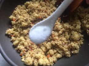 7、下入晾凉的小米饭，加入食盐调味，翻炒至粒粒散开即可。