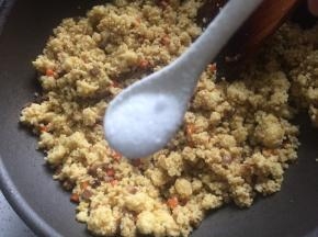 7、下入晾凉的小米饭，加入食盐调味，翻炒至粒粒散开即可。