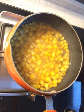 1、新鲜玉米粒或者冷冻玉米粒洗净，加清水煮开至八分熟捞出备用。