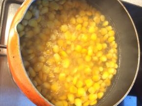 1、新鲜玉米粒或者冷冻玉米粒洗净，加清水煮开至八分熟捞出备用。