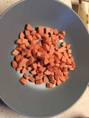 2、火腿肠切小丁。