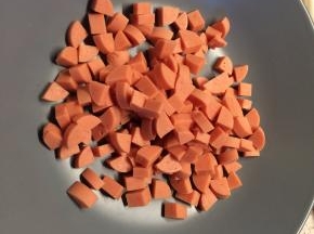 2、火腿肠切小丁。