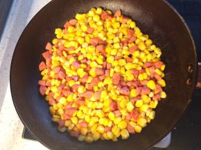 4、下入煮好的玉米粒再翻炒一分钟即可。