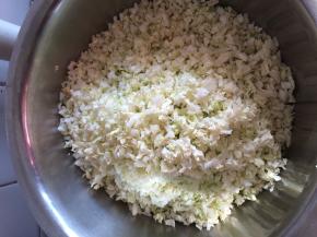 2.	白菜切好剁碎，放入适量盐等白菜出水，把水分挤出