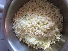 2.	白菜切好剁碎，放入适量盐等白菜出水，把水分挤出