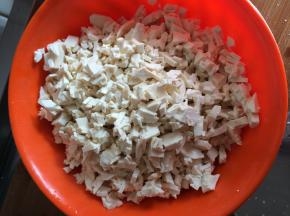 3.	把肉切成碎状。豆腐切成碎状