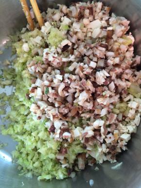 4.	肉，豆腐和白菜放入盆中，加入调料，搅拌均匀