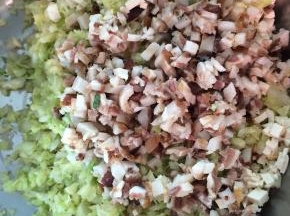 4.	肉，豆腐和白菜放入盆中，加入调料，搅拌均匀