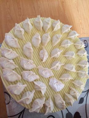 5.	馅调制好后，用准备好的皮，包水饺