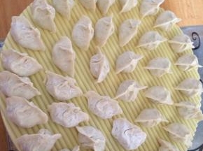 5.	馅调制好后，用准备好的皮，包水饺