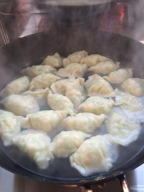 6.	锅内放入适量的水烧开之后，把包好的水饺放入锅中