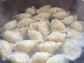 6.	锅内放入适量的水烧开之后，把包好的水饺放入锅中