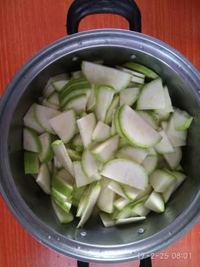 西葫芦洗净切片，备用。