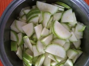 西葫芦洗净切片，备用。