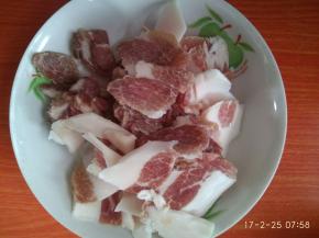 猪肉洗净切片，备用。