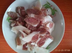 猪肉洗净切片，备用。