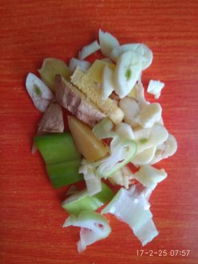 葱，姜，蒜，洗净切碎备用。