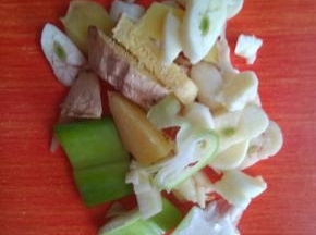 葱，姜，蒜，洗净切碎备用。