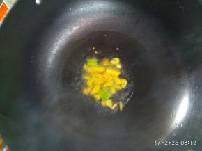 油锅烧热，加入葱花，姜，蒜炒香。