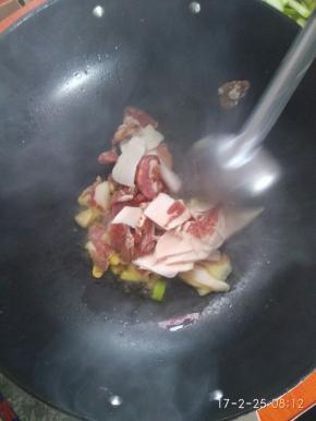 猪肉下锅，大火翻炒2-3分钟。