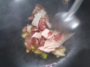 猪肉下锅，大火翻炒2-3分钟。