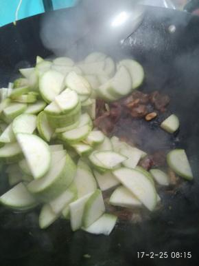 加入西葫芦，继续翻炒5分钟。加入盐，十三香等调味品。