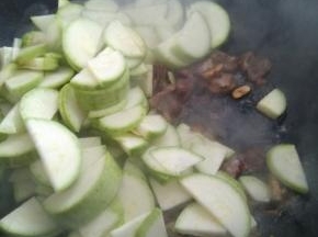 加入西葫芦，继续翻炒5分钟。加入盐，十三香等调味品。