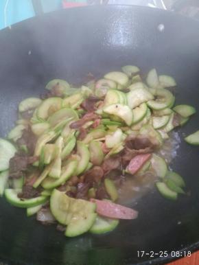 放入火腿翻炒片刻，加入味精，葱花，即可出锅。