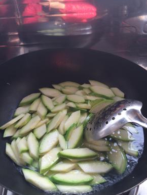 2.	锅内放入适量水，水开之后把切好的小瓜放入锅中煮八成软。捞出。