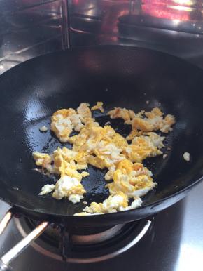 3.	锅内放入适量油。把鸡蛋倒入锅中炒成块状，盛出。