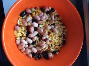 1.	准备好玉米渣，红豆，花生豆。把准备好的食材放入碗中。提前用热水泡上。