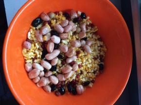 1.	准备好玉米渣，红豆，花生豆。把准备好的食材放入碗中。提前用热水泡上。