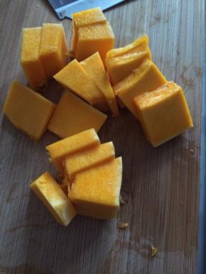 2.	南瓜清洗干净切成块状。