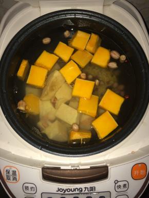 3.	把准备好的食材倒入电饭煲中，加入适量水，加入少许碱。