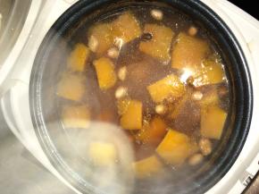 4.	开启电饭煲相应按钮，熬制大约40分钟左右。