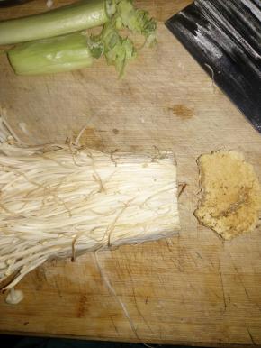 先把金针菇处理一下，把头部切掉。