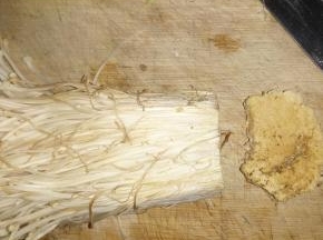 先把金针菇处理一下,把头部切掉。