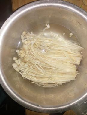 把处理干净的金针菇清洗干净