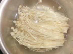 把处理干净的金针菇清洗干净