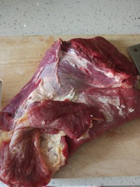 买回来的鲜牛肉切小块