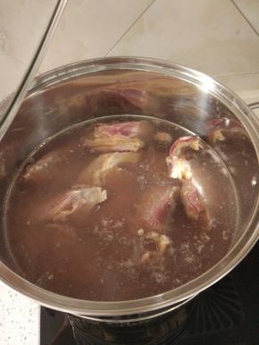 冷水上锅，大火烧开，去除血水