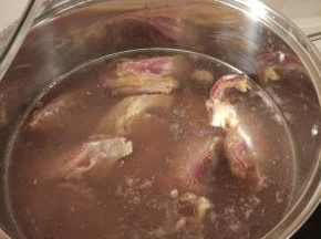 冷水上锅，大火烧开，去除血水